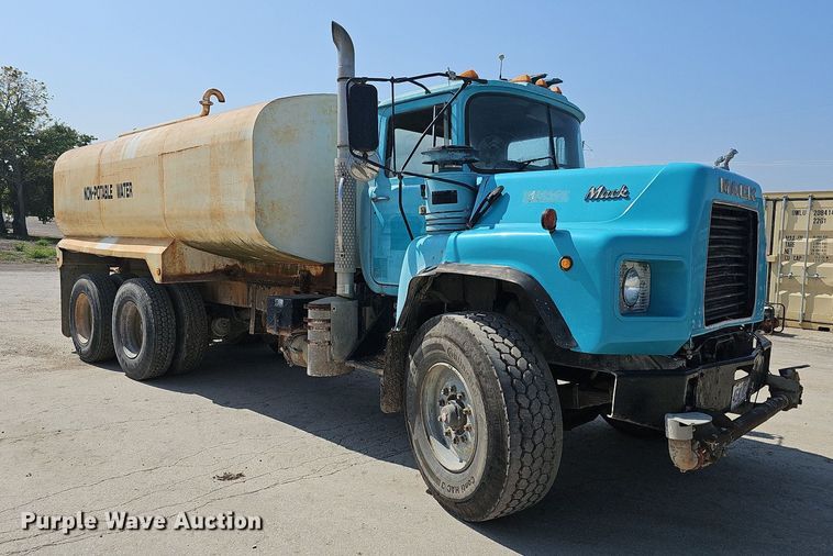 image for item NJ9766 1992 Mack DM690S  water truck