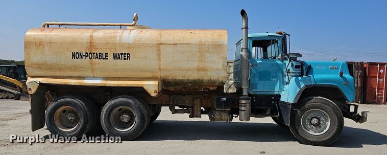image for item NJ9766 1992 Mack DM690S  water truck