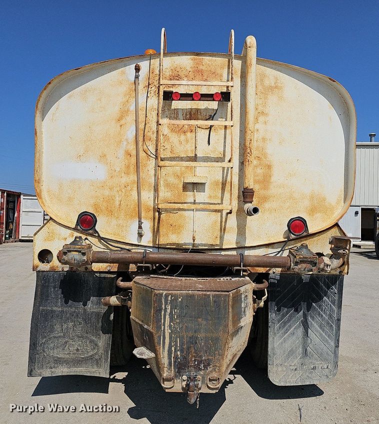 image for item NJ9766 1992 Mack DM690S  water truck