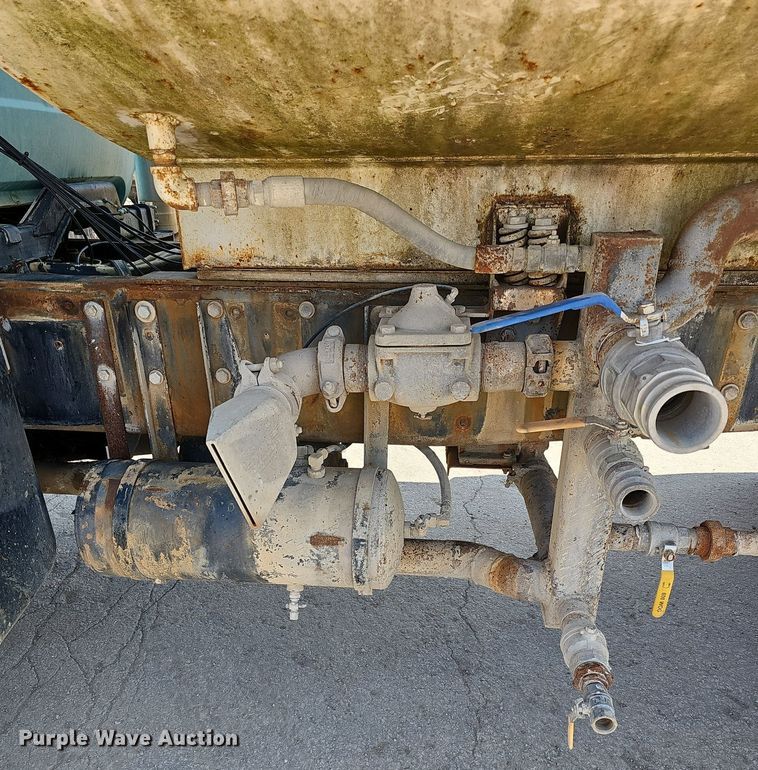 image for item NJ9766 1992 Mack DM690S  water truck