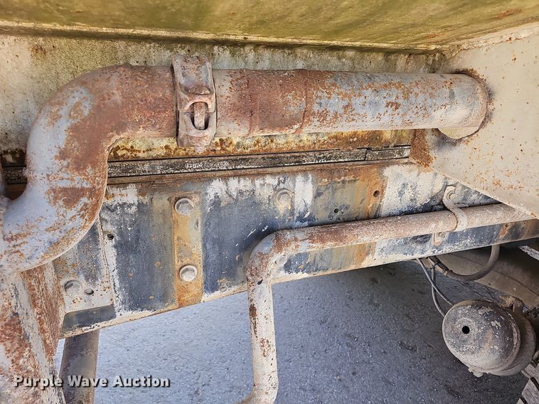 image for item NJ9766 1992 Mack DM690S  water truck