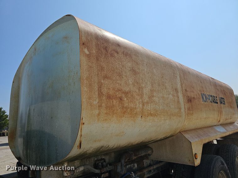 image for item NJ9766 1992 Mack DM690S  water truck