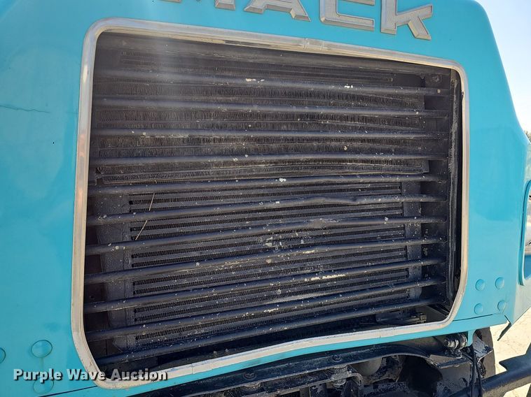 image for item NJ9766 1992 Mack DM690S  water truck