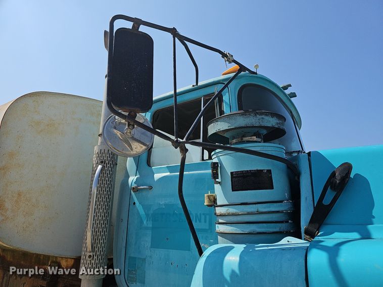 image for item NJ9766 1992 Mack DM690S  water truck