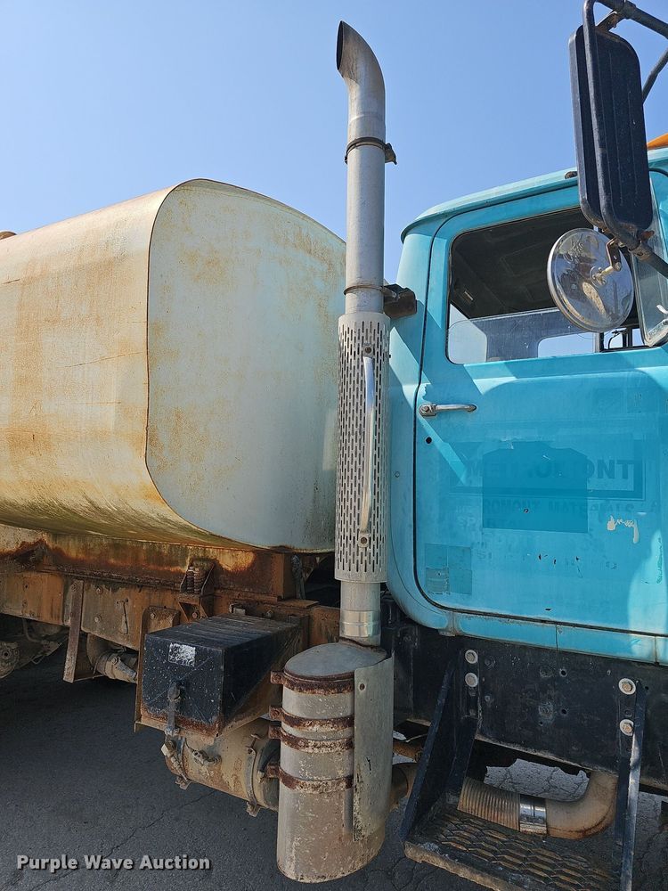 image for item NJ9766 1992 Mack DM690S  water truck