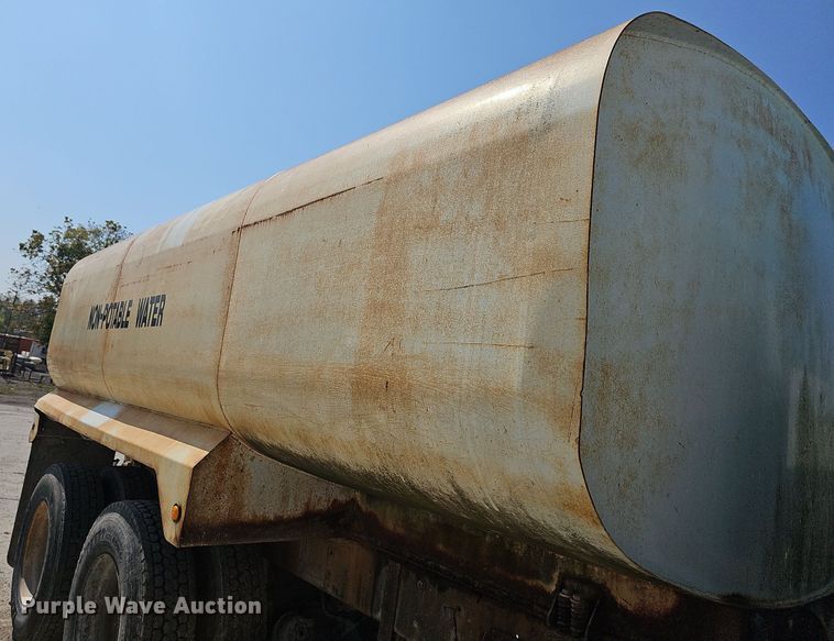 image for item NJ9766 1992 Mack DM690S  water truck