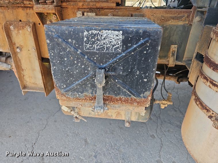 image for item NJ9766 1992 Mack DM690S  water truck