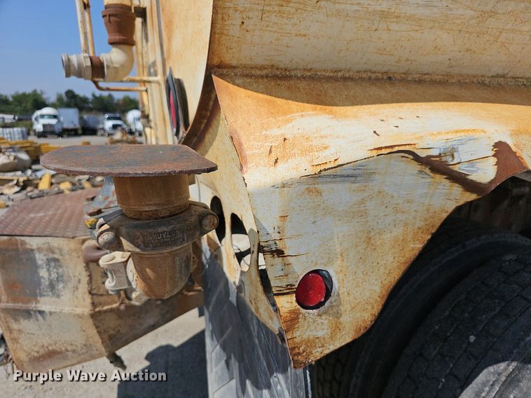 image for item NJ9766 1992 Mack DM690S  water truck