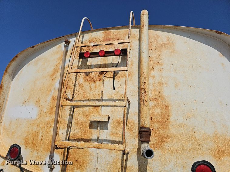 image for item NJ9766 1992 Mack DM690S  water truck