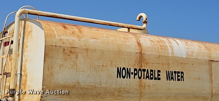 image for item NJ9766 1992 Mack DM690S  water truck