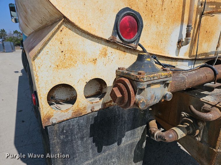 image for item NJ9766 1992 Mack DM690S  water truck