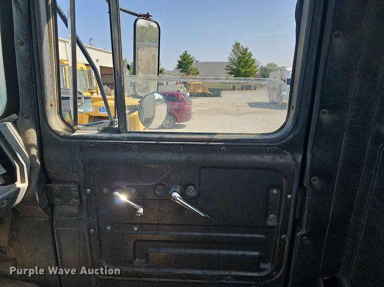 image for item NJ9766 1992 Mack DM690S  water truck