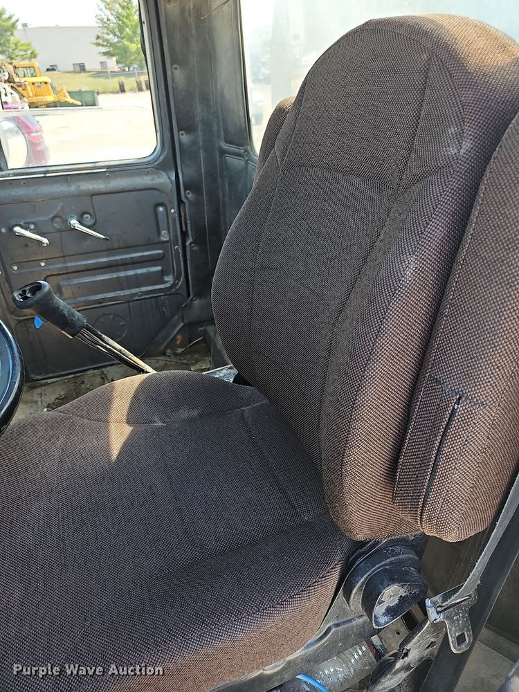 image for item NJ9766 1992 Mack DM690S  water truck