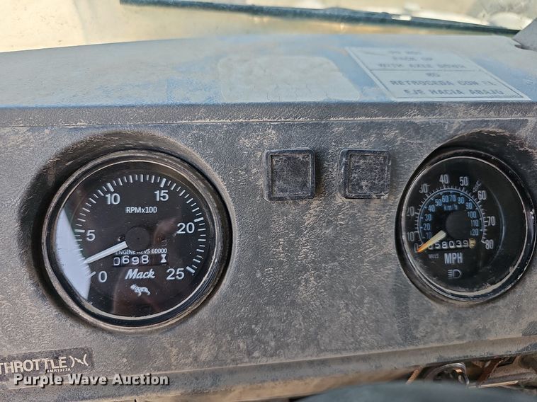 image for item NJ9766 1992 Mack DM690S  water truck