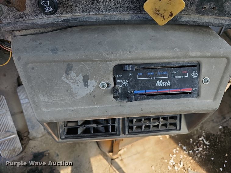 image for item NJ9766 1992 Mack DM690S  water truck