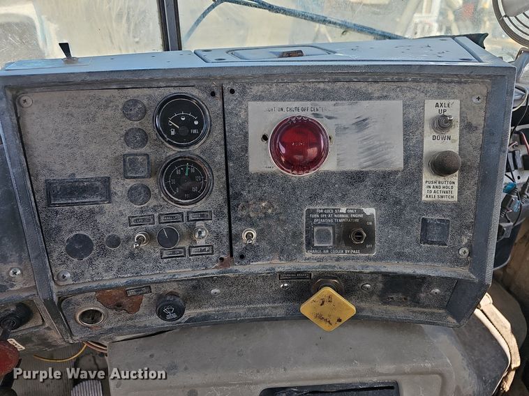 image for item NJ9766 1992 Mack DM690S  water truck