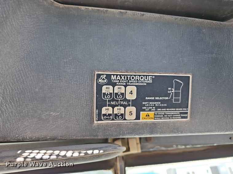 image for item NJ9766 1992 Mack DM690S  water truck