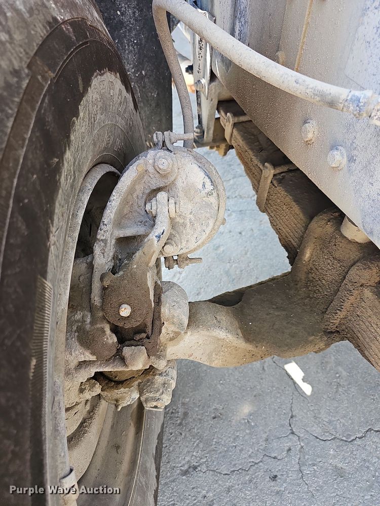 image for item NJ9766 1992 Mack DM690S  water truck