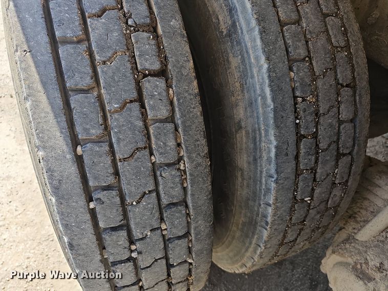 image for item NJ9766 1992 Mack DM690S  water truck