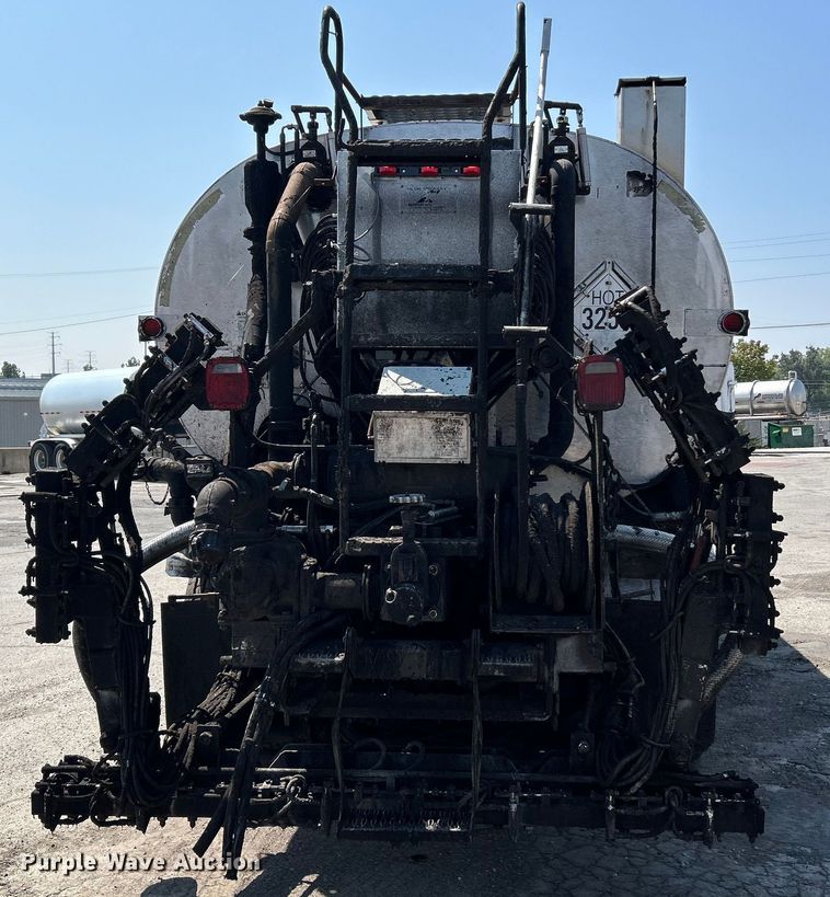 image for item NL9643 2006 Freightliner Business Class M2  oil distributor truck