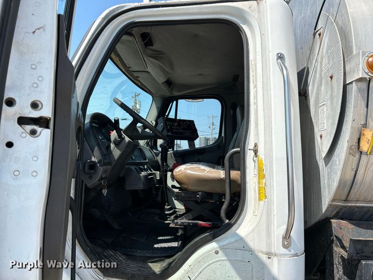 image for item NL9643 2006 Freightliner Business Class M2  oil distributor truck