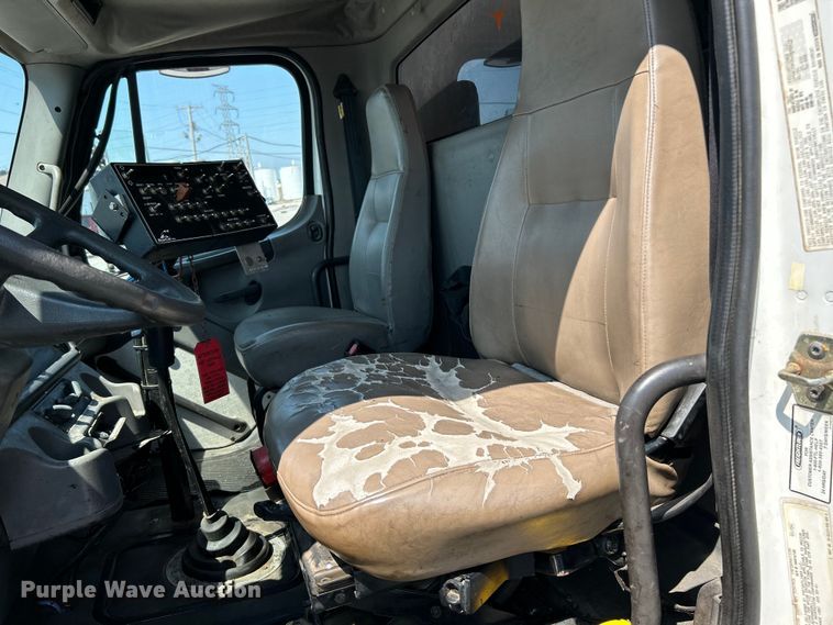 image for item NL9643 2006 Freightliner Business Class M2  oil distributor truck