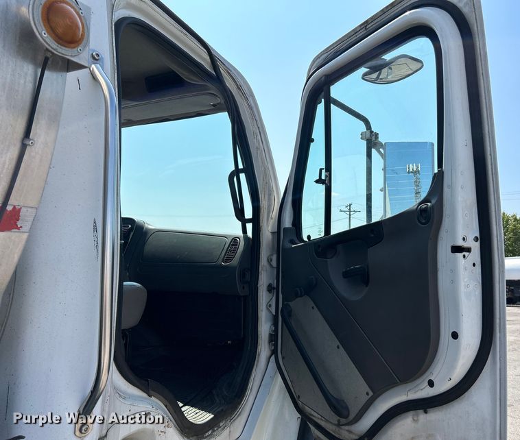 image for item NL9643 2006 Freightliner Business Class M2  oil distributor truck