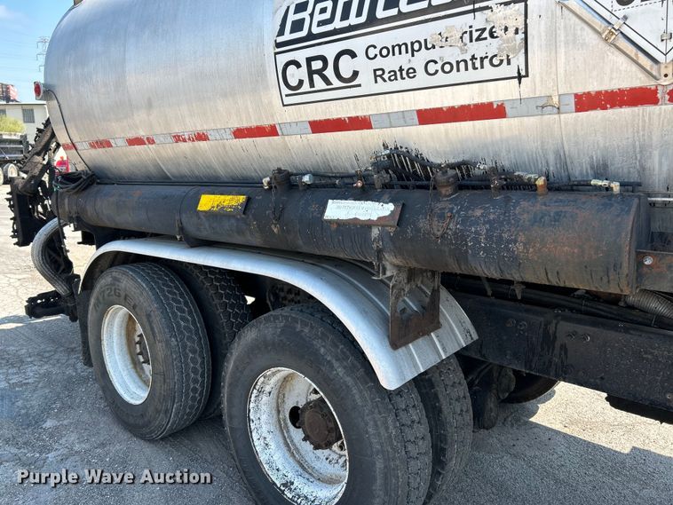 image for item NL9643 2006 Freightliner Business Class M2  oil distributor truck