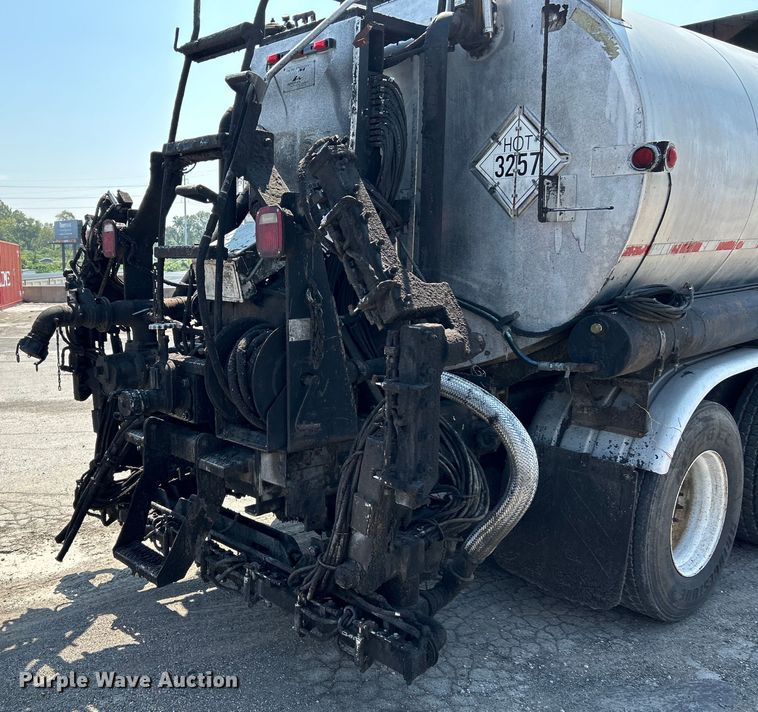 image for item NL9643 2006 Freightliner Business Class M2  oil distributor truck