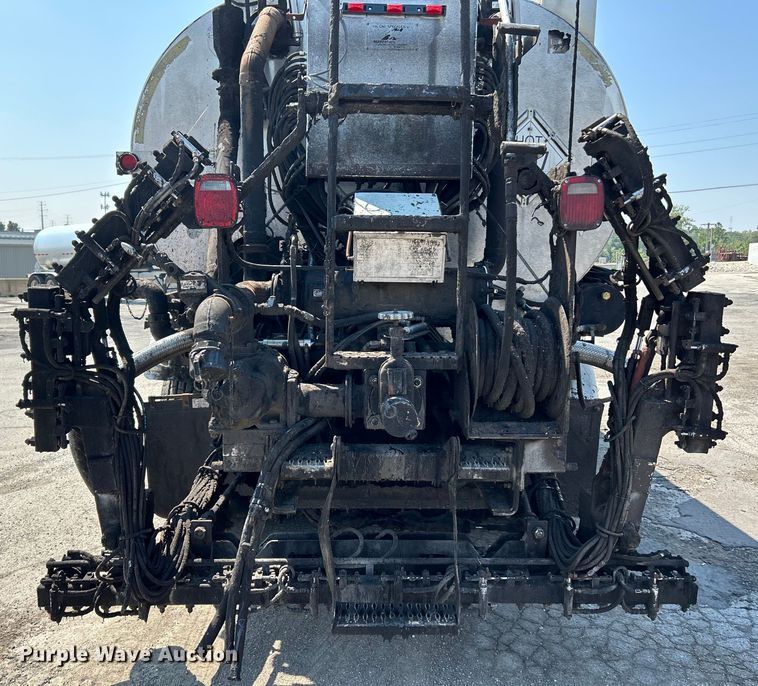 image for item NL9643 2006 Freightliner Business Class M2  oil distributor truck