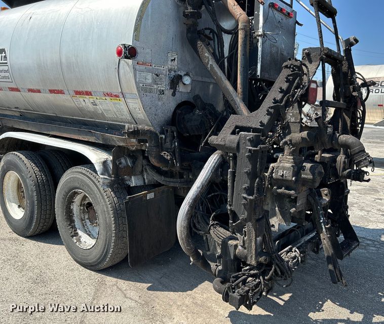 image for item NL9643 2006 Freightliner Business Class M2  oil distributor truck