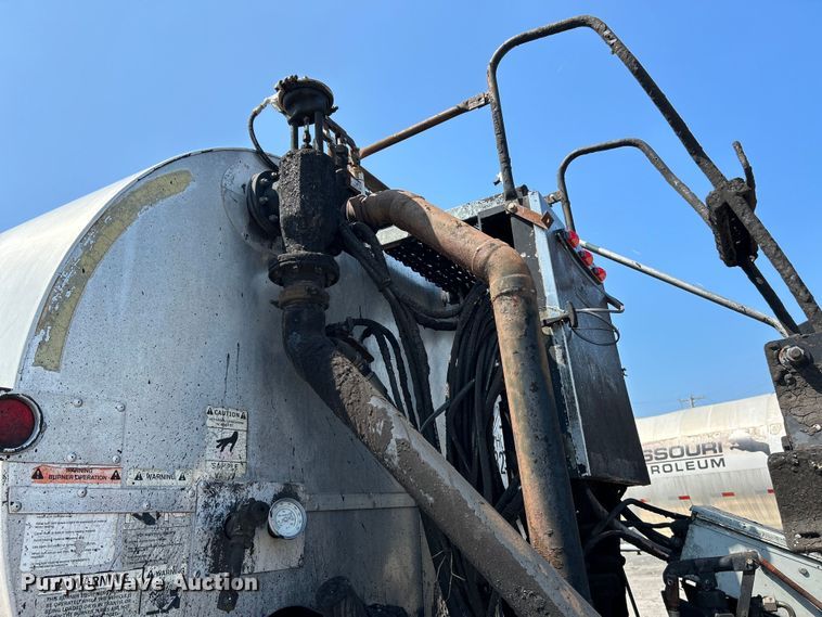 image for item NL9643 2006 Freightliner Business Class M2  oil distributor truck