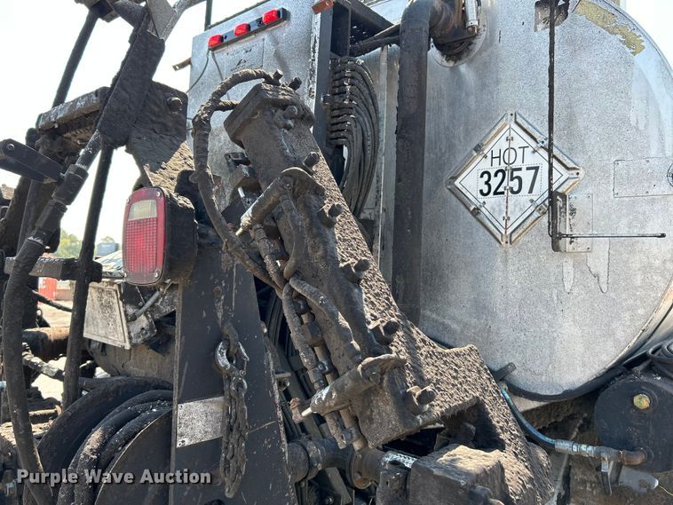 image for item NL9643 2006 Freightliner Business Class M2  oil distributor truck