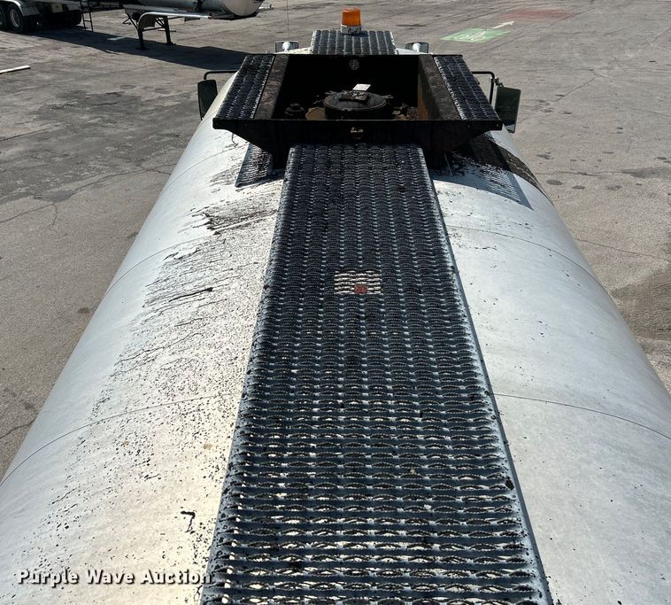 image for item NL9643 2006 Freightliner Business Class M2  oil distributor truck