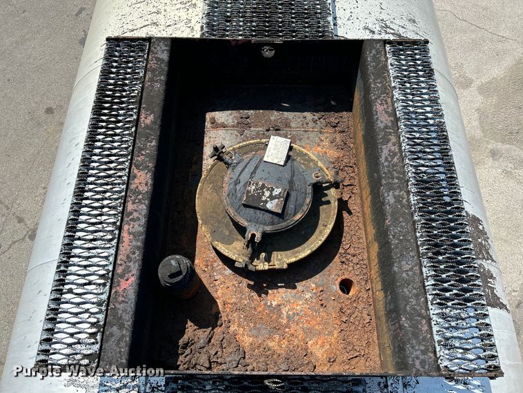 image for item NL9643 2006 Freightliner Business Class M2  oil distributor truck