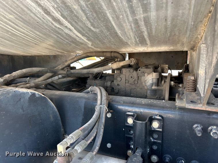 image for item NL9643 2006 Freightliner Business Class M2  oil distributor truck