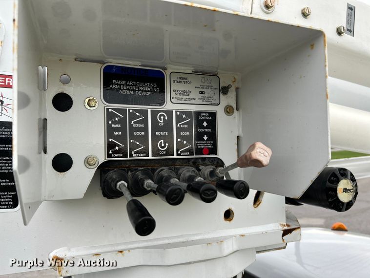 image for item NL9650 2013 Ford F550 Super Duty XL  bucket truck