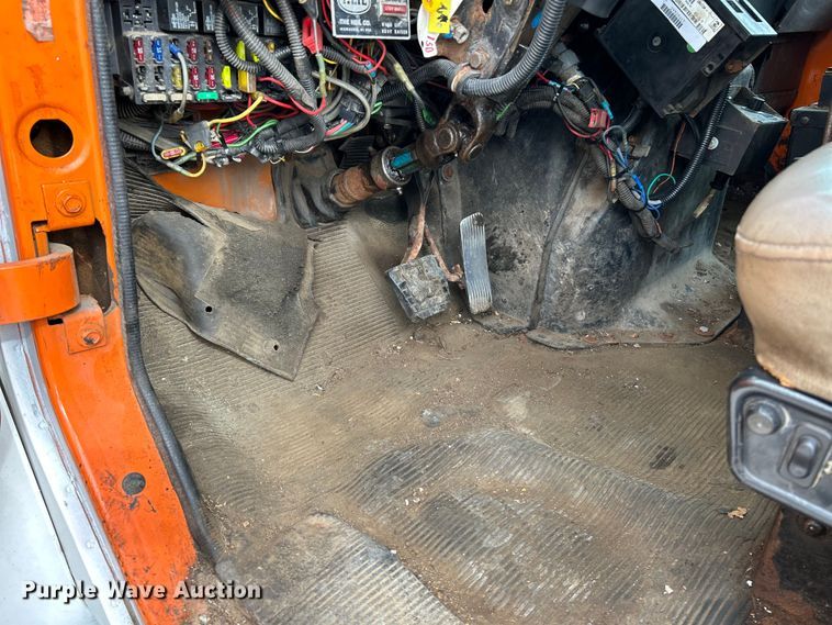 image for item NL9654 2001 International 4900  crew cab dump truck