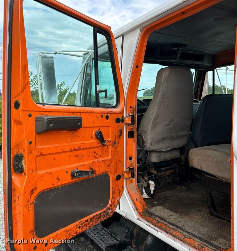 image for item NL9654 2001 International 4900  crew cab dump truck