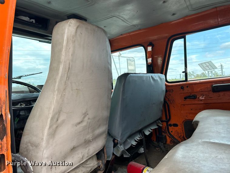 image for item NL9654 2001 International 4900  crew cab dump truck