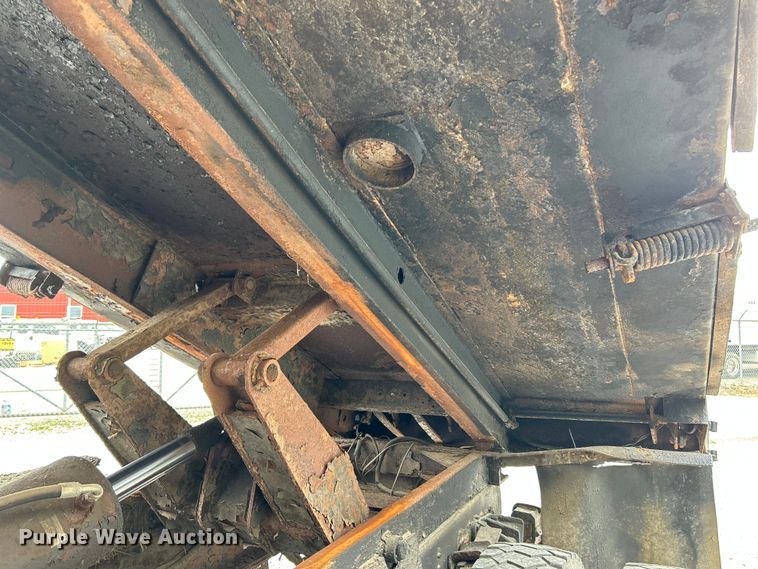 image for item NL9654 2001 International 4900  crew cab dump truck