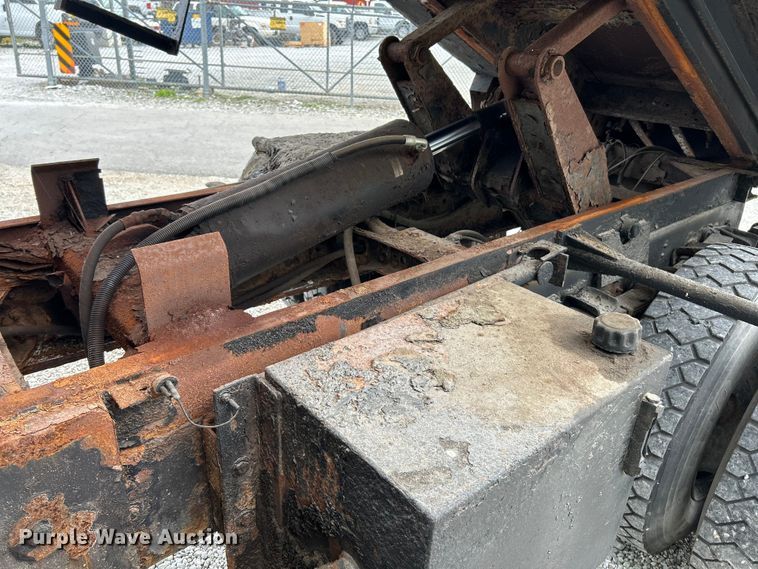 image for item NL9654 2001 International 4900  crew cab dump truck