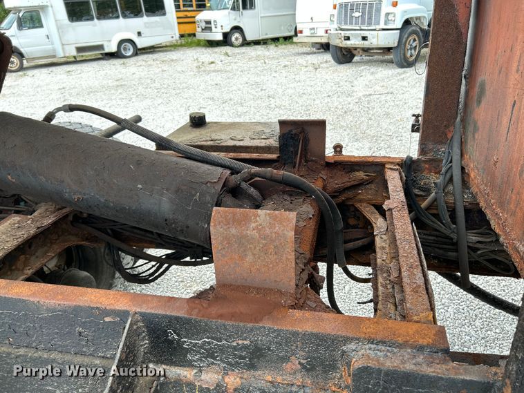 image for item NL9654 2001 International 4900  crew cab dump truck