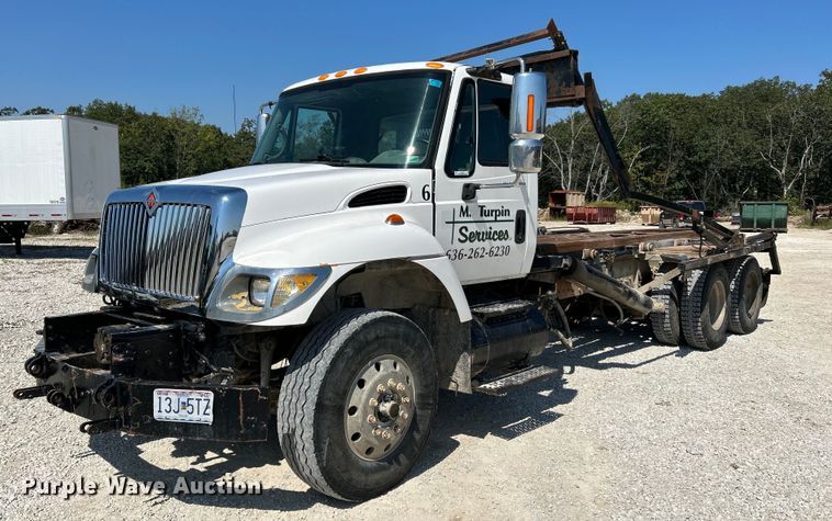 image for item NL9670 2004 International 7400 roll-off container truck