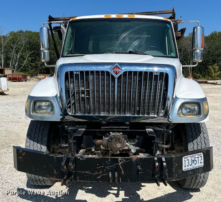 image for item NL9670 2004 International 7400 roll-off container truck