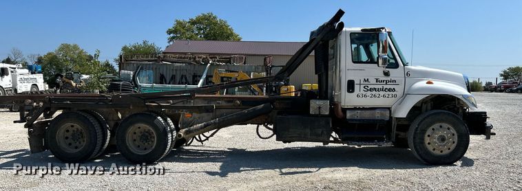 image for item NL9670 2004 International 7400 roll-off container truck