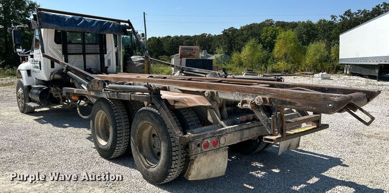 image for item NL9670 2004 International 7400 roll-off container truck