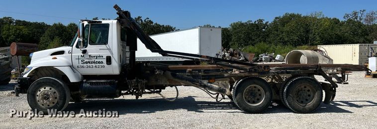 image for item NL9670 2004 International 7400 roll-off container truck