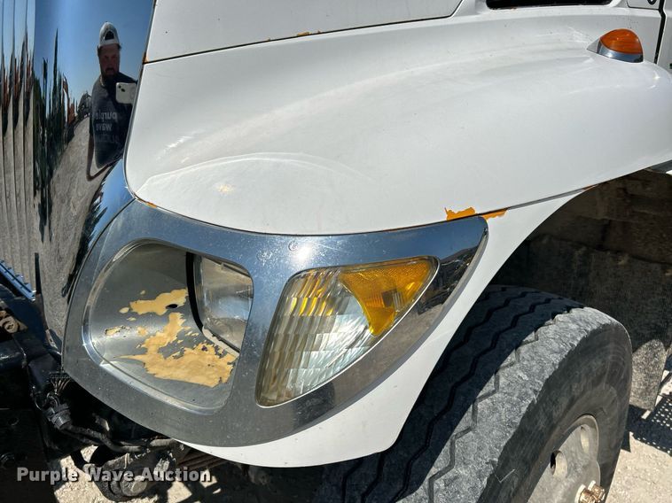 image for item NL9670 2004 International 7400 roll-off container truck