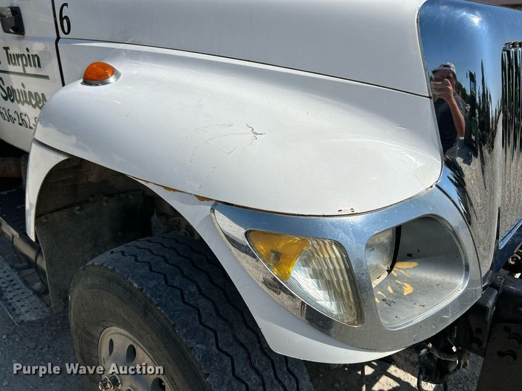 image for item NL9670 2004 International 7400 roll-off container truck